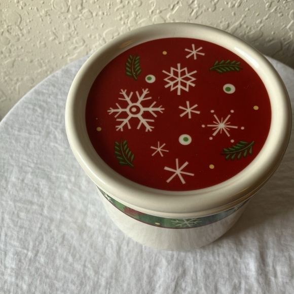 Longaberger: Christmas Holiday One Pint Crock with Lid - Picture 13 of 16